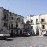 Lo avevamo scritto l'anno scorso: a Bari un terzo dei beni confiscati alla mafia e assegnati ad associazioni culturali sono di fatto abbandonati perch� necessitano di costose ristrutturazioni. Una triste tendenza che per� negli ultimi mesi sta subendo una battuta d'arresto in piazza San Pietro, nel borgo antico, luogo simbolo della lotta alla malavita